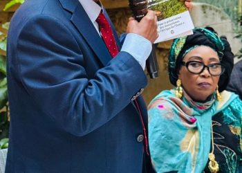Cérémonie de dédicace à Paris : S.E.M. Kabiné Komara plaide pour la sauvegarde de la biodiversité guinéenne