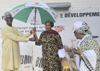 Koundara : Hadja Fatoumata Binta Diallo offre un important lot d’équipements de campagne