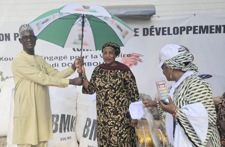 Koundara : Hadja Fatoumata Binta Diallo offre un important lot d’équipements de campagne