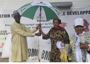 Koundara : Hadja Fatoumata Binta Diallo offre un important lot d’équipements de campagne
