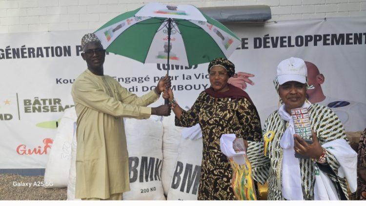 Koundara : Hadja Fatoumata Binta Diallo offre un important lot d’équipements de campagne
