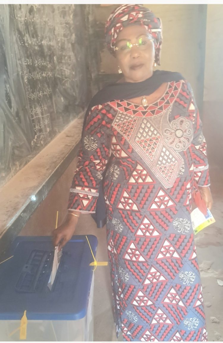 Présidentielle à Koundara : l’ancienne ministre Hadja Fatoumata Binta Diallo vote et lance un appel